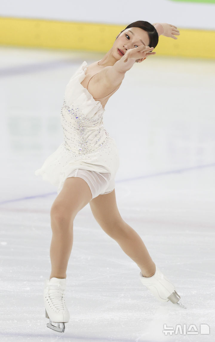 [서울=뉴시스] 김근수 기자 = 피겨스케이팅 선수 신지아(세화여고)가 4일 서울 양천구 목동 아이스링크에서 열린 제80회 전국남녀 피겨스케이팅 종합선수권대회 여자 시니어 프리 스케이팅에서 연기를 펼치고 있다. 2026.01.04. ks@newsis.com
