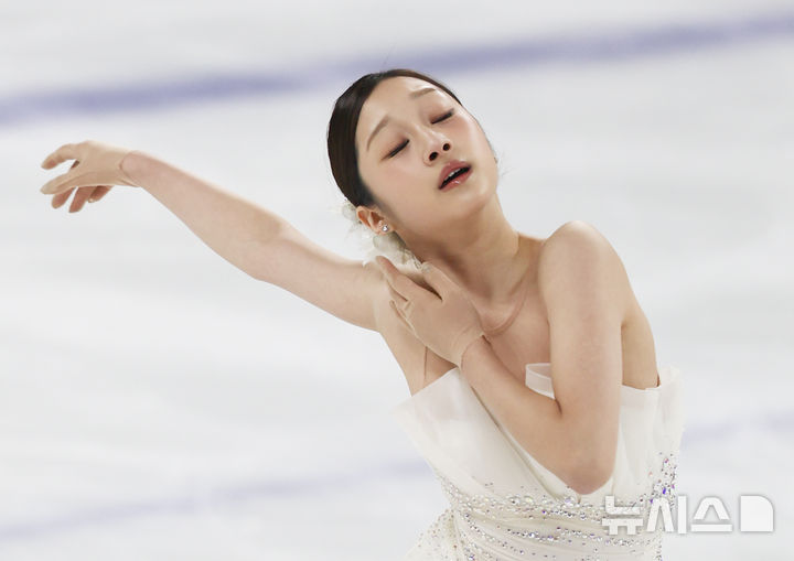 [서울=뉴시스] 김근수 기자 = 피겨스케이팅 선수 신지아(세화여고)가 4일 서울 양천구 목동 아이스링크에서 열린 제80회 전국남녀 피겨스케이팅 종합선수권대회 여자 시니어 프리 스케이팅에서 연기를 펼치고 있다. 2026.01.04. ks@newsis.com