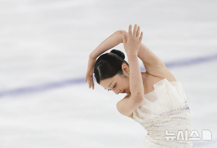 [서울=뉴시스] 김근수 기자 = 피겨스케이팅 선수 신지아(세화여고)가 4일 서울 양천구 목동 아이스링크에서 열린 제80회 전국남녀 피겨스케이팅 종합선수권대회 여자 시니어 프리 스케이팅에서 연기를 펼치고 있다. 2026.01.04. ks@newsis.com