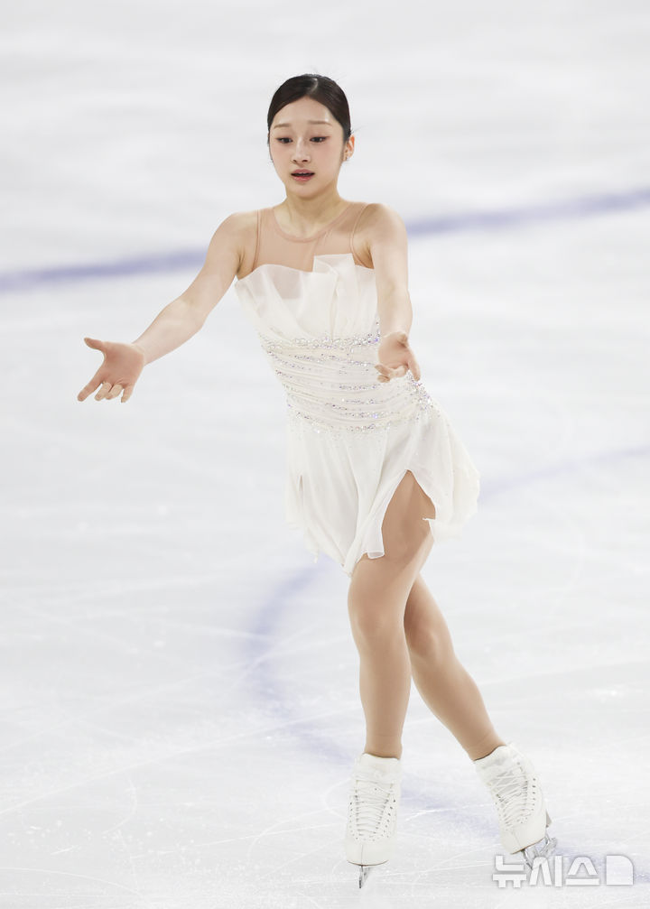 [서울=뉴시스] 김근수 기자 = 피겨스케이팅 선수 신지아(세화여고)가 4일 서울 양천구 목동 아이스링크에서 열린 제80회 전국남녀 피겨스케이팅 종합선수권대회 여자 시니어 프리 스케이팅에서 연기를 펼치고 있다. 2026.01.04. ks@newsis.com
