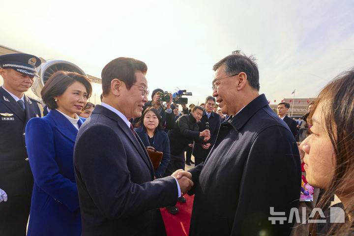 [베이징=뉴시스] 최동준 기자 = 중국을 국빈 방문한 이재명 대통령이 4일(현지 시간) 베이징 서우두 국제공항에 도착해 인허쥔 국무원 과학기술부 부장(장관)과 인사하고 있다. (공동취재) 2026.01.04. photocdj@newsis.com