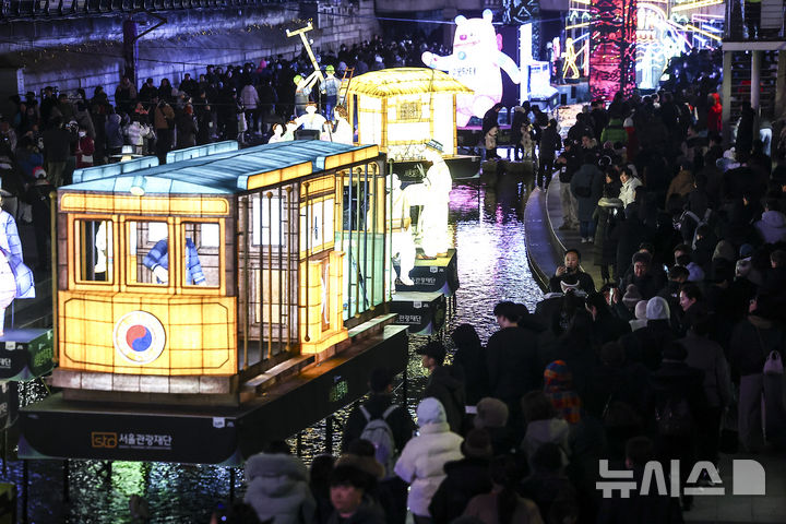 [서울=뉴시스] 김근수 기자 = 사진은 지난 4일 저녁 서울 청계천에서 열린 2025 서울빛초롱축제애서 시민들이 나들이를 즐기고 있는 모습. 2026.01.04. ks@newsis.com