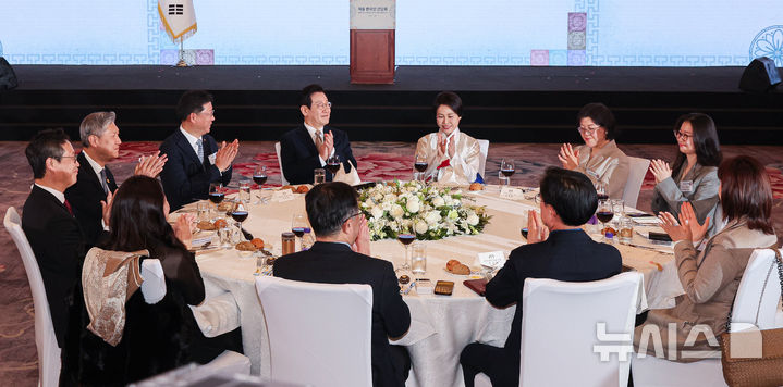 [베이징=뉴시스] 최동준 기자 = 중국을 국빈 방문 중인 이재명 대통령과 김혜경 여사가 4일(현지 시간) 베이징의 한 호텔에서 열린 재중 한국인 간담회에서 참석자들과 박수를 치고 있다. 2026.01.04. photocdj@newsis.com