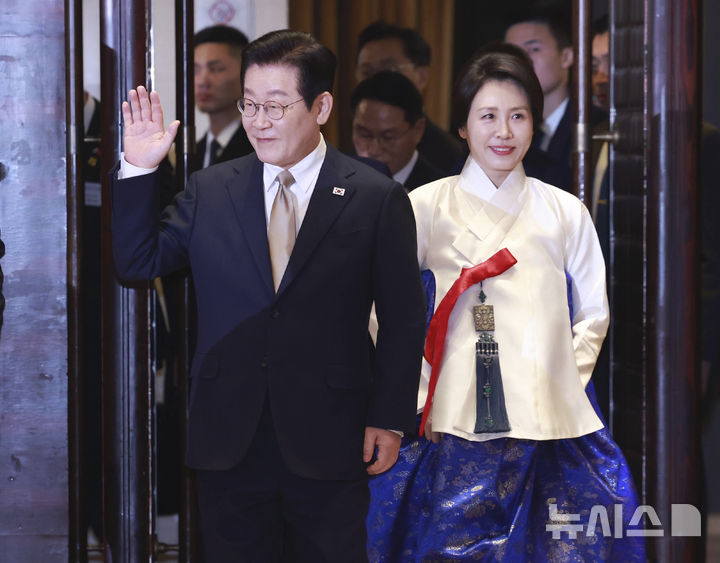 [베이징=뉴시스] 최동준 기자 = 중국을 국빈 방문 중인 이재명 대통령과 김혜경 여사가 4일(현지 시간) 베이징의 한 호텔에서 열린 재중 한국인 간담회에 입장하고 있다. 2026.01.04. photocdj@newsis.com