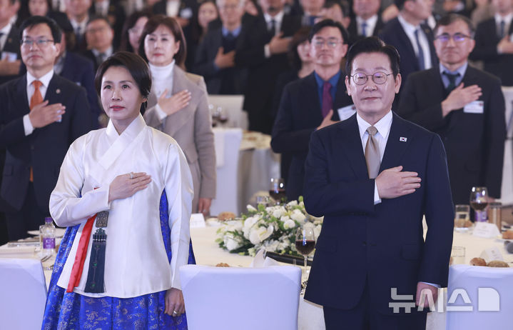 김혜경 여사, 中펑리위안 여사와 차담…"오래 전부터 팬" 덕담