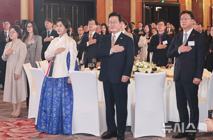 [베이징=뉴시스] 최동준 기자 = 중국을 국빈 방문 중인 이재명 대통령과 김혜경 여사가 4일(현지 시간) 베이징의 한 호텔에서 열린 재중 한국인 간담회에서 국민의례를 하고 있다. 2026.01.04. photocdj@newsis.com