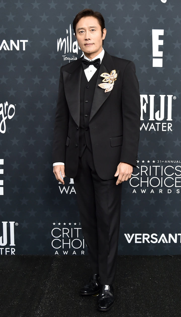 [산타모니카=AP/뉴시스] 배우 이병헌이 4일(현지 시간) 미 캘리포니아주 산타모니카의 바커 행어에서 열린 제31회 크리틱스 초이스 어워즈에 도착해 포토타임을 갖고 있다. 외국어영화상 후보에 올랐던 영화 '어쩔 수가 없다'는 수상이 불발됐다. 2026.01.05.