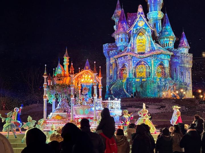 [부산=뉴시스] 롯데월드 어드벤처 부산의 시즌 멀티미디어 맵핑 쇼 (사진=롯데월드 부산 제공) 2026.01.05. photo@newsis.com *재판매 및 DB 금지