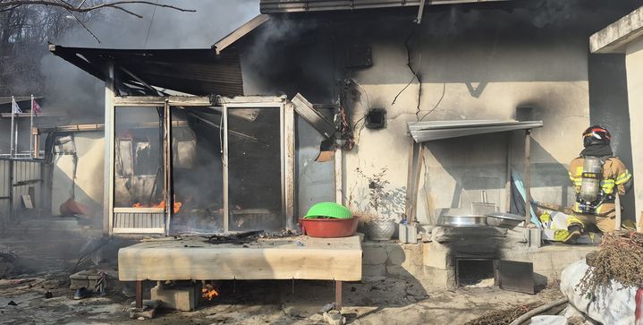 예천 단독주택 화재…주민 2명 화상