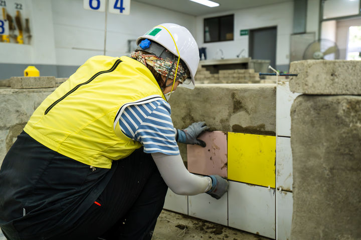 [서울=뉴시스] 서울시 기술교육원 훈련생이 타일 시공 마감 실습을 진행하고 있다. 2026.01.05. (사진=서울시 제공) *재판매 및 DB 금지