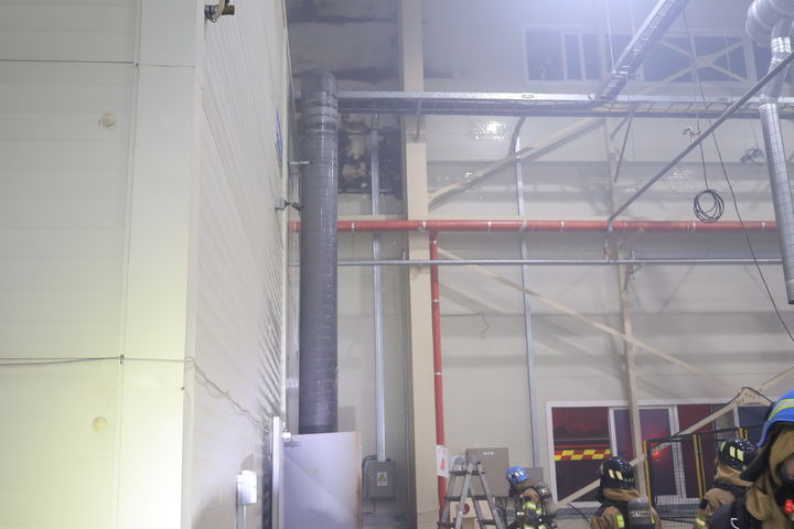 [대구=뉴시스] 5이 오전 6시34분께 대구 달성군 구지면 한 자동차부품 제조공장 환풍기에서 불이 났다. (사진=대구소방안전본부 제공) 2025.01.05. photo@newsis.com *재판매 및 DB 금지