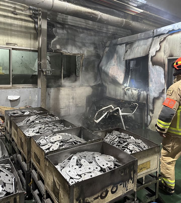 [대구=뉴시스] 5일 오전 1시21분께 대구 달서구 월암동 한 자동차부품 처리공장에서 불이 났다. (사진=대구소방안전본부 제공) 2025.01.05. photo@newsis.com *재판매 및 DB 금지