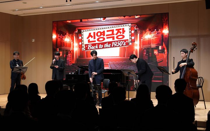 피아니스트 오은철, 바이올리니스트 윤종수, 더블베이시스트 김유성, 클라리네스트 신명, 기타리스트 이우현이 지난 2일 서울 여의도 신영증권에서 열린 신년음악회에서 무대를 선보이고 있다. *재판매 및 DB 금지