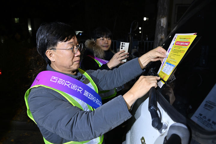 [안산=뉴시스]이민근 안산시장이 새벽시간, 단원구 와동 일대에 불법 밤샘주차된 대형차랑에 계도문을 부착하고 있다.(사진=안산시 제공)2026.01.05.photo@newsis.com *재판매 및 DB 금지