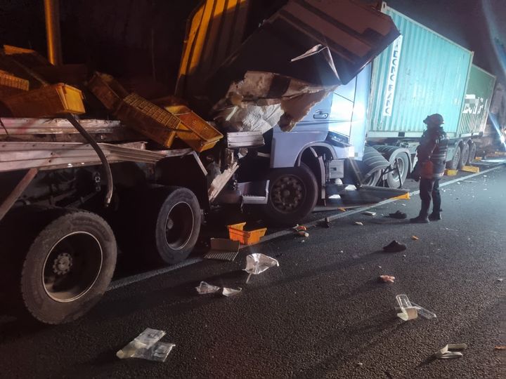 [함안=뉴시스]남해고속도로 함안IC 부근서 트레일러가 화물차 추돌. (사진=독자 제공) 2026.01.05.photo@newsis.com *재판매 및 DB 금지