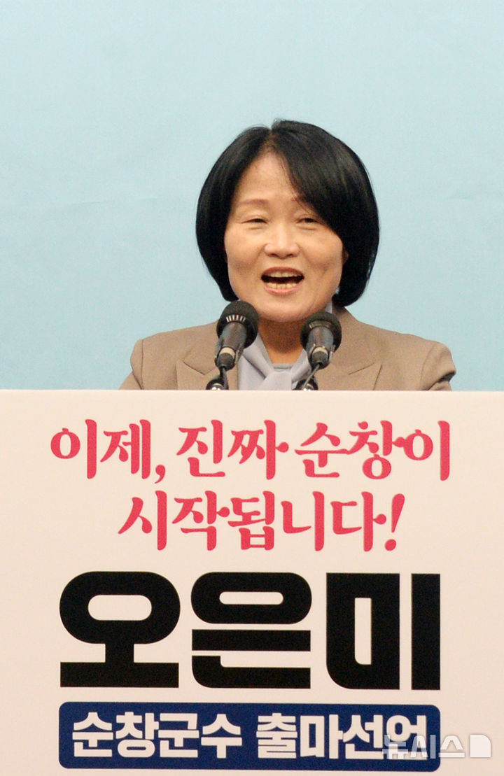 [전주=뉴시스] 김얼 기자 = 오은미(진보당) 전북특별자치도의회 의원이 5일 전북 전주시 전북특별자치도의회 기자회견장에서 순창군수 출마 선언 기자회견을 열고 질의에 답변하고 있다. 2026.01.05. pmkeul@newsis.com