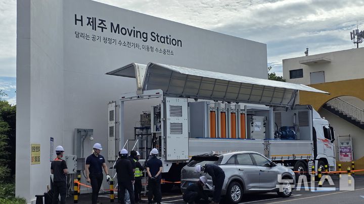 [제주=뉴시스] 제주시 도두동지역에서 운영되는 이동형 수소충전소. (사진=제주도 제공) photo@newsis.com