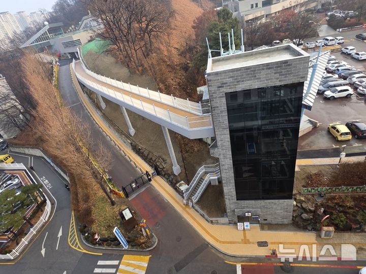 [군포=뉴시스] 6일 일반에 개방되는 '그림책꿈마루 외부 승강기' 전경. (사진=군포시 제공).2026.01.05.photo@newsis.com 