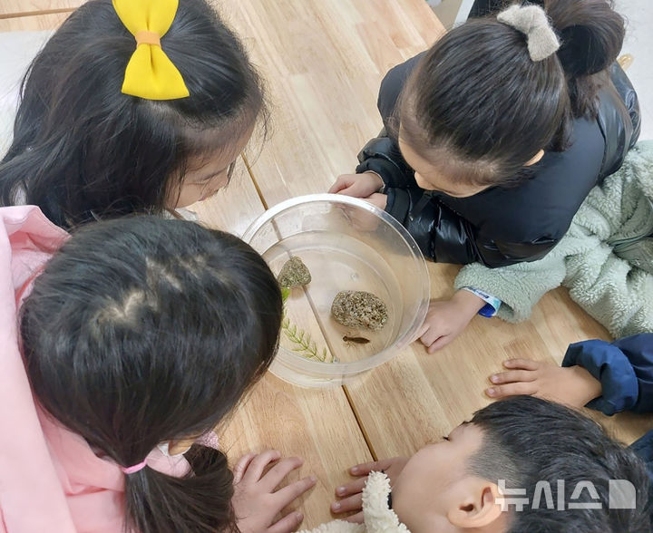 [성남=뉴시스]성남시의 유아 대상 꿈틀이 환경교실(사진=성남시 제공)2026.01.05.photo@newsis.com