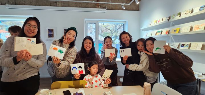 [제주=뉴시스] 지난해 12월 서귀포 이중섭 거리 책 문화공간 사이서가에서 열린 드로잉 클래스 참가자들이 기념사진을 찍고 있다. (사진=사이서가 제공) 2026.01.05. photo@newsis.com *재판매 및 DB 금지