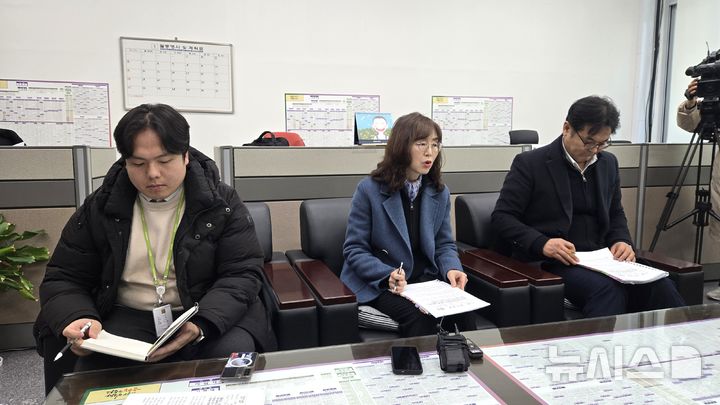 [청주=뉴시스] 임선우 기자 = 충북 청주시 원미라 교통정책과장(가운데)이 5일 시청 출입기자실에서 시외버스터미널 매각 공고에 대한 설명을 하고 있다. 2026.01.05. imgiza@newsis.com