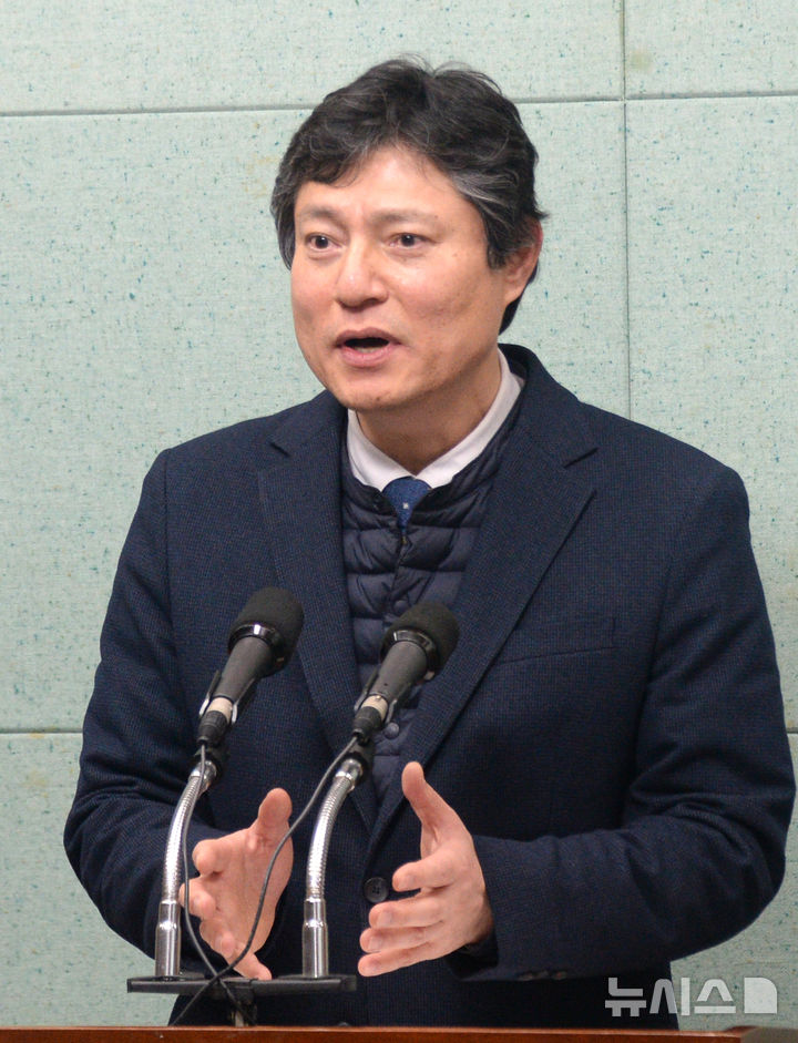 [전주=뉴시스] 김얼 기자 = 강영석 전 익산시 부시장이 5일 전북 전주시 전북특별자치도의회 기자회견장에서 '김제시장 출마 선언' 기자회견을 열고 질의에 답변하고 있다. 2026.01.05. pmkeul@newsis.com