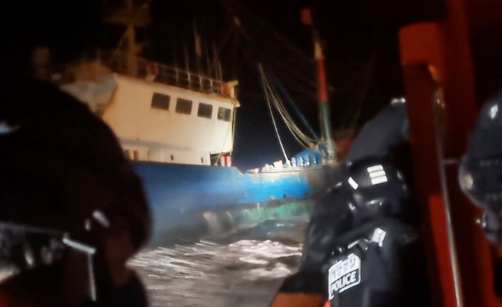 [목포=뉴시스]중국어선에 접근하는 목포해경. (사진=목포해경 제공) 2026.01.05. photo@newsis.com *재판매 및 DB 금지