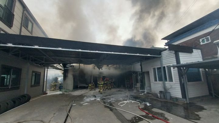 진주 세차장서 전기차 화재, 사상자 없어…70분만에 진화