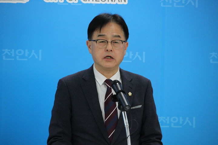[천안=뉴시스] 최영민 기자 = 장혁 천안시의원이 5일 오전 천안시청 브리핑실에서 기자회견을 갖고 있다. 2026.01.05 ymchoi@newsis.com *재판매 및 DB 금지
