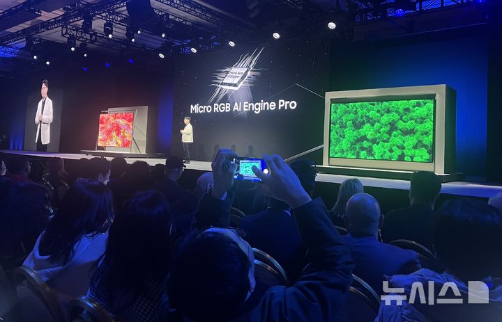 [라스베이거스=뉴시스]이현주 기자 = 삼성전자 영상디스플레이사업부장 용석우 사장이 5일(현지시간) 미국 라스베이거스 윈 호텔에서 열린 CES 2026 '더 퍼스트룩' 프레스 컨퍼런스에서 세계 최초 130형 '마이크로 RGB TV'을 소개하고 있다. lovelypsyche@newsis.com