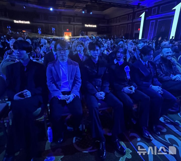 [라스베이거스=뉴시스]이현주 기자 = 5일(현지시간) 미국 라스베이거스 윈 호텔에서 열린 CES 2026 '더 퍼스트룩' 프레스 컨퍼런스에 참석한 배우 안효섭(왼쪽부터)과 최원준 삼성전자 사장, 그룹 '라이즈'. lovelypsyche@newsis.com