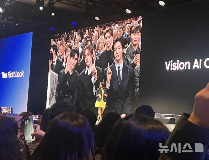 [라스베이거스=뉴시스]이현주 기자 = 5일(현지시간) 미국 라스베이거스 윈 호텔에서 열린 CES 2026 '더 퍼스트룩' 프레스 컨퍼런스에서 삼성전자 관계자가 아이돌그룹 '라이즈'를 소개하고 있다. lovelypsyche@newsis.com