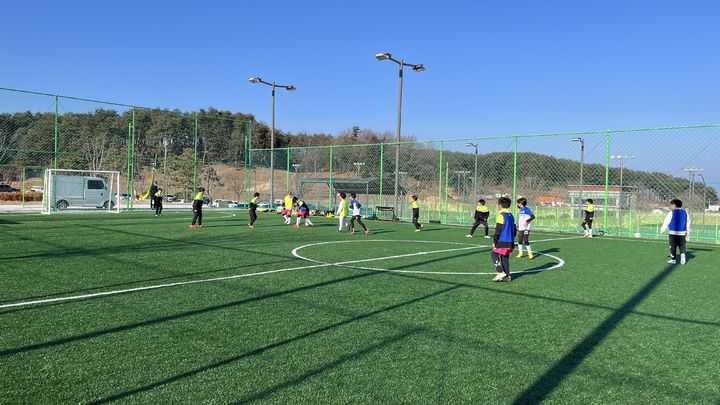 [양양=뉴시스] 유소년 축구팀이 양양군에서 전지훈련을 하고 있는 모습.(사진=양양군 제공)photo@newsis.com *재판매 및 DB 금지