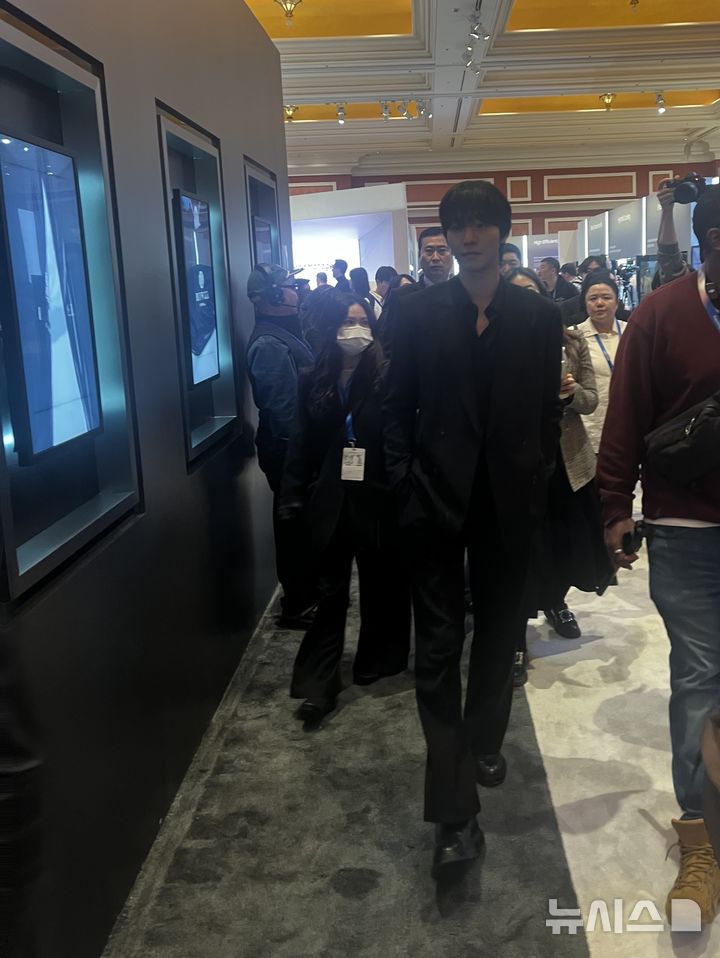 [라스베이거스=뉴시스]이현주 기자 = 배우 안효섭이 4일(현지시간) 미국 라스베이거스 윈 호텔에 마련된 삼성전자 CES 2026 전시관을 둘러보고 있다. lovelypsyche@newsis.com