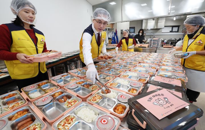 [대전=뉴시스] 박희조 대전 동구청장이 겨울방학 기간 맞벌이 가구에 지원되는 '띵동! 아이든든 도시락'을 준비하고 있다. (사진=동구청 제공) 2025.01.05. photo@newsis.com&nbsp; *재판매 및 DB 금지