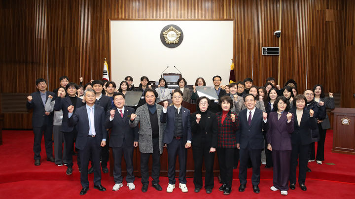 [대구=뉴시스] 대구 달서구의회는 지난해 의정활동 지원과 의회 발전에 이바지한 공무원 2명에게 포상했다. (사진=대구 달서구의회 제공) 2026.01.05. photo@newsis.com *재판매 및 DB 금지