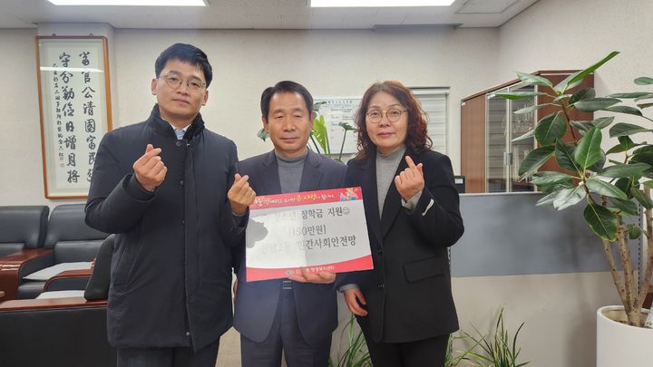 [대구=뉴시스] 대구 동구 신암2동 민간사회안전망위원회는 새해를 맞아 저소득 가정에 장학금을 전달했다. (사진=대구 동구 제공) 2025.01.05. photo@newsis.com *재판매 및 DB 금지