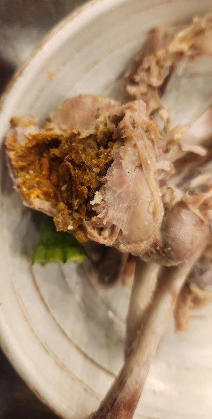 한 입 베어 물자 '악취'…유명 식당 닭똥 삼계탕 논란