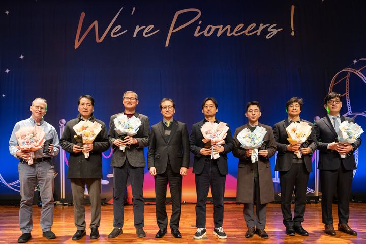 [울산=뉴시스] 구미현 기자 = 지난해 '세계에서 가장 영향력 있는 연구자(HCR)'에 선정된 UNIST 교원들이 박종래 총장과 기념사진을 촬영하고 있다. (사진=UNIST 제공) 2026.01.06. photo@newsis.com *재판매 및 DB 금지