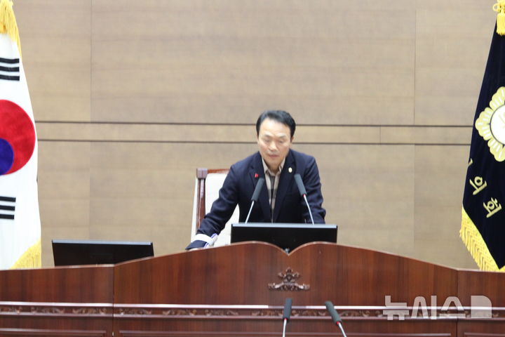 [천안=뉴시스] 최영민 기자 = 천안시의회 류제국 부의장이 5일 열린 제285회 임시회 제1차 본회의에서 김행금 의장에 대한 불신임안을 상정하고 있다. 2026.01.05. ymchoi@newsis.com