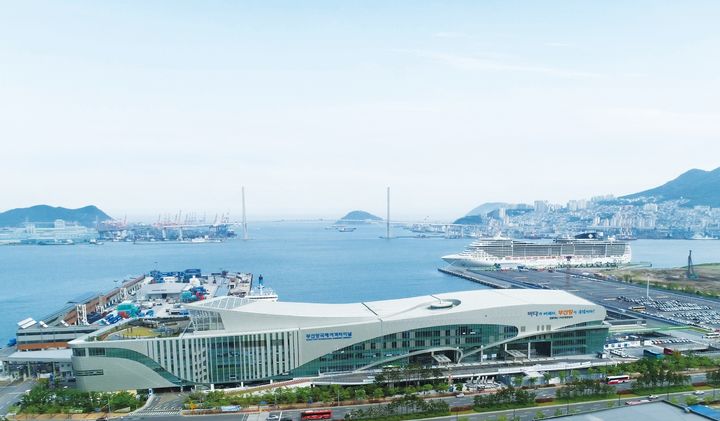[부산=뉴시스] 부산항 북항에 있는 부산항국제여객터미널(동구 충장대로)과 부산항 북항 크루즈터미널(동구 초량동) 전경. 우측 중간 크루즈가 정박중인 시설. (사진=부산항만공사 제공) 2026.1.5. photo@newsis.com *재판매 및 DB 금지