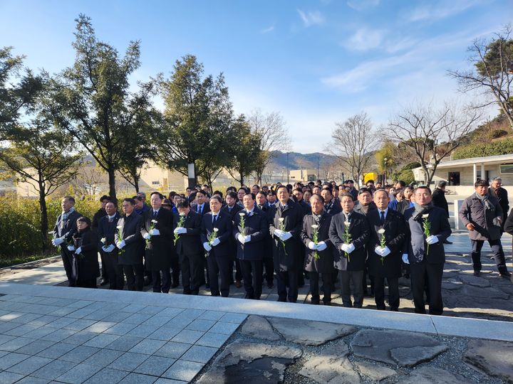 [창원=뉴시스] 강경국 기자 = 허성무 더불어민주당 경남도당 위원장이 5일 김해시 진영읍 봉하마을 노무현 전 대통령 묘역을 참배하고 있다. (사진=민주당 경남도당 제공). 2026.01.05. photo@newsis.com *재판매 및 DB 금지