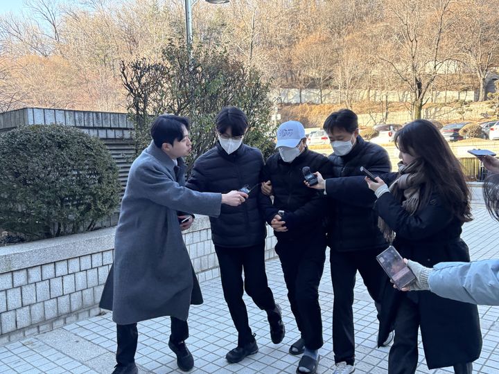 [서울=뉴시스] 권민지 수습기자=서울 종각역 인근에서 택시를 몰다 돌진 사고를 내 15명의 사상자를 낸 70대 택시 운전자가 구속 갈림길에 섰다. 사진은 법원에 출석하는 운전자 A씨. 2026.01.05. ming@newsis.com *재판매 및 DB 금지