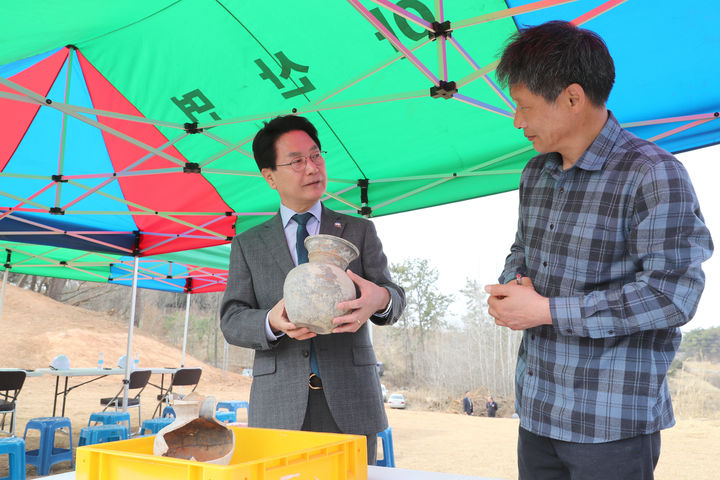 [고창=뉴시스] 지난 2024년 고창군 봉덕리고분군 3호분 시발굴 조사 현장에서 심덕섭 군수(왼쪽)가 발굴된 유물에 대해 전문가의 자문을 듣고 있다. *재판매 및 DB 금지