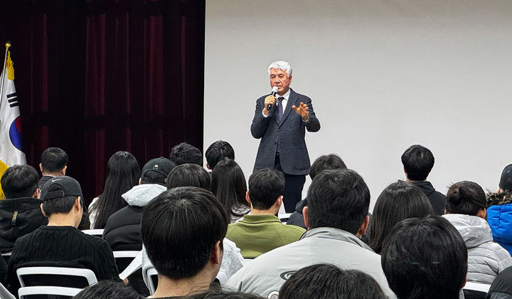 [정선=뉴시스] 5일 강원 정선군 가족센터 2층 대강당에서 열린 올해 동계 청년 행정체험연수에 참석한 최승준 정선군수가 인사말을 하고 있다. (사진=정선군 제공) 2026.01.05. photo@newsis.com&nbsp; *재판매 및 DB 금지