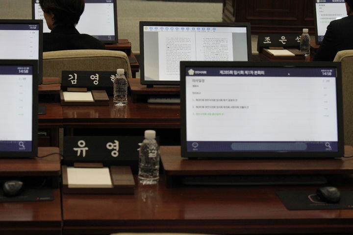 [천안=뉴시스] 최영민 기자 = 5일 천안시의회 제285회 임시회 제1차 본회의가 열린 가운데 의장 불신임안 상정 이후 자리를 떠났다. 2026.01.05. ymchoi@newsis.com *재판매 및 DB 금지