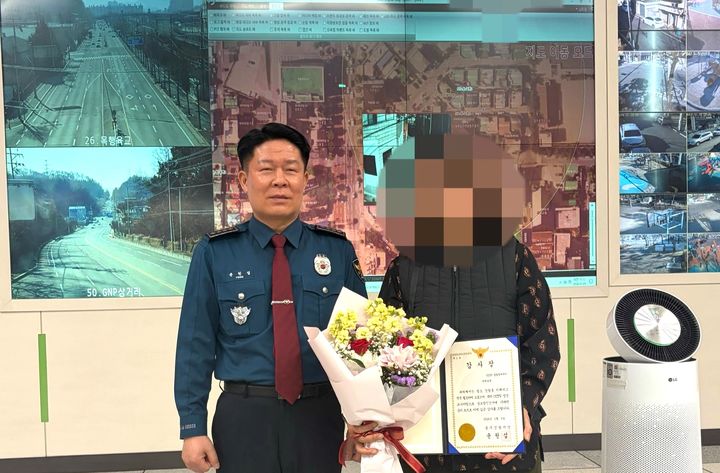 [충주=뉴시스] 감사장 수여하는 윤원섭(왼쪽) 충주경찰서장. (사진=충주경찰서 제공) 2026.01.05. photo@newsis.com *재판매 및 DB 금지