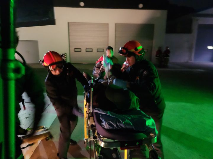 [여수=뉴시스] 여수항공대 구조대원과 119 구급대원이 4일 밤 거문도 50대 응급환자를 헬기 태우고 있다. (사진=여수해경 제공) 2026.01.15. photo@newsis.com *재판매 및 DB 금지