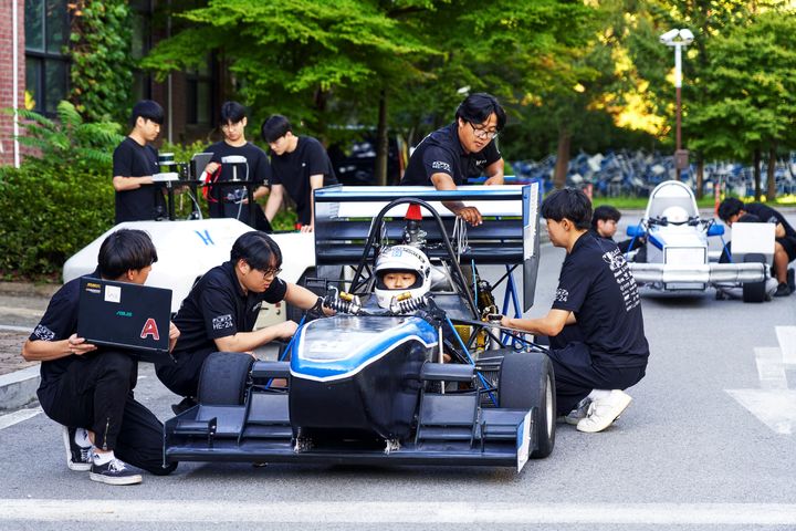 [원주=뉴시스] 한라대학교 학생들이 자체 제작한 차량을 기반으로 주행 성능을 점검하고 자율 주행 시스템을 모니터링하고 있다. (사진=뉴시스 DB). photo@newsis.com *재판매 및 DB 금지