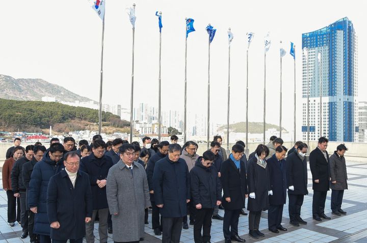 [부산=뉴시스] 5일 오전 전국해상선원노동조합연맹을 비롯한 해운·수산 분야 유관단체 주요 인사들이 부산 영도구 순직선원위령탑에서 참배하고 있다. (사진=전국해상선원노동조합연맹 제공) 2026.01.05. photo@newsis.com *재판매 및 DB 금지